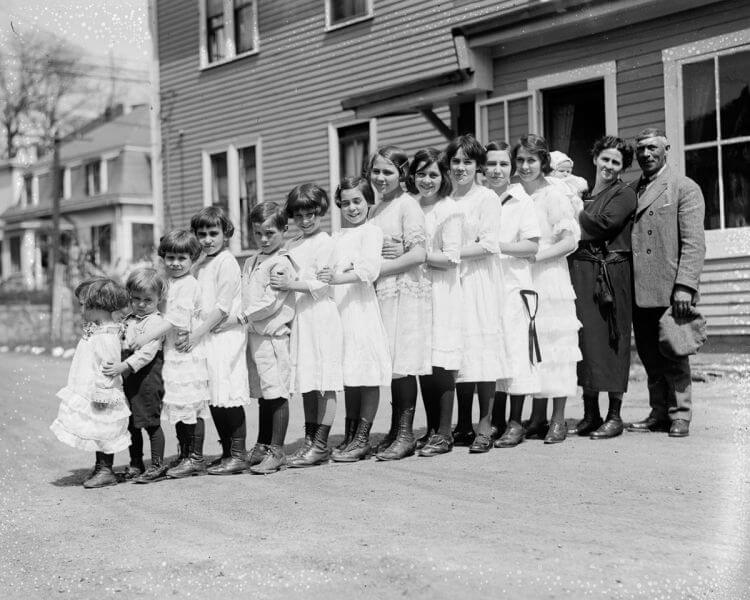 Confira por que esta família de 1920 controla seus filhos quando um carro se aproxima! Quotes   