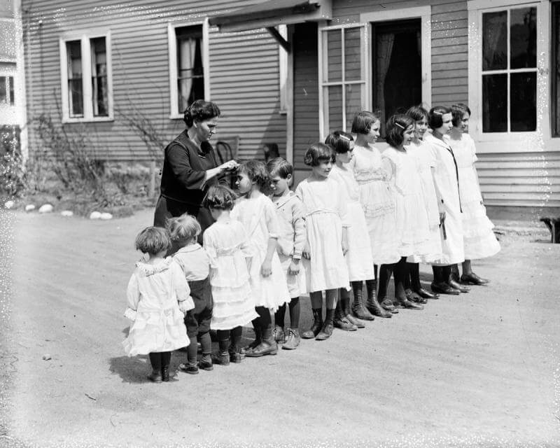 Confira por que esta família de 1920 controla seus filhos quando um carro se aproxima! Quotes   